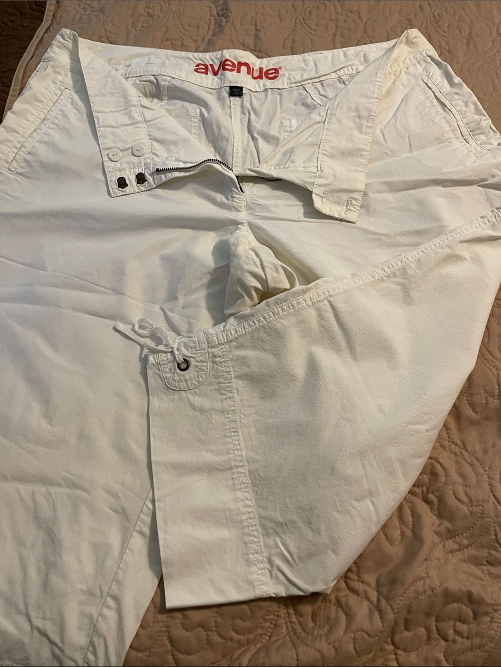 Avenue White Capri Pants size 18